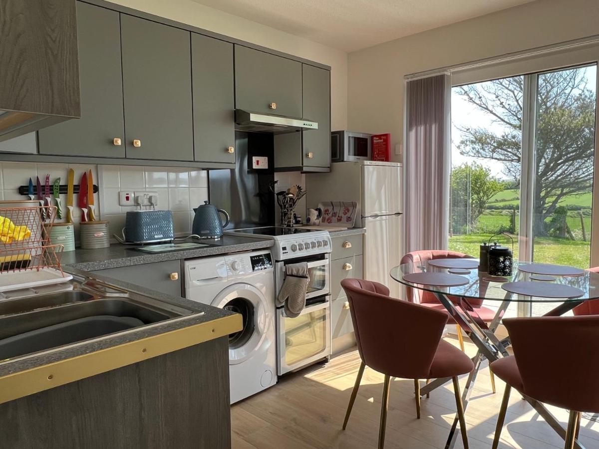 Valley View Self-Catering Coastal Bungalow In Rural West Wight Freshwater Exterior photo