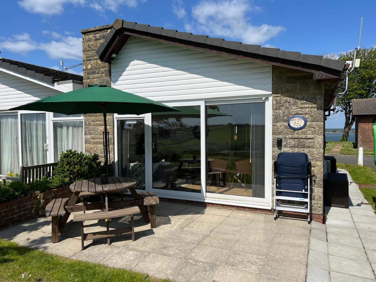 Valley View Self-Catering Coastal Bungalow In Rural West Wight Freshwater Exterior photo